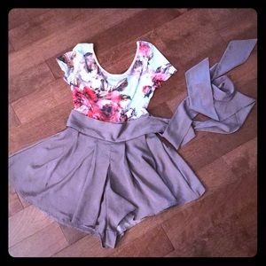 🍍4/$25: Floral Romper!!